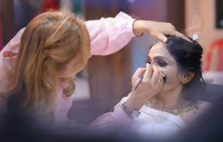 রানু মণ্ডলের মেকআপ শিল্পীও পড়েছেন সমালোচনার মুখে। রানুর মেকআপের একটি ছবি পোস্ট করে ওই মেকআপ শিল্পী দাবি করলেন, এটাই আসল।