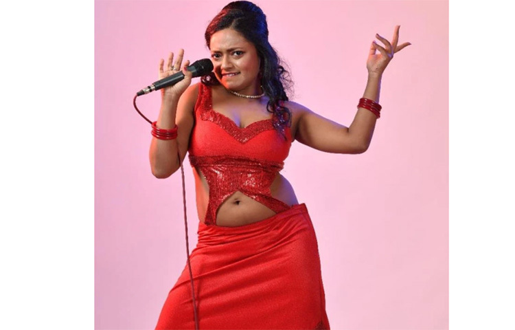 বলিউডে ‘স্যাকরেড গেমস’, ‘লাল কাপ্তান’ ছবিতে অভিনয় করেছেন ইশিকা। এই ছবিতেই প্রথম মুখ্য চরিত্রে দেখা যাবে তাকে। সম্প্রতি রানু মণ্ডলের লুক টেস্টে পরিচালককে চমকে দিয়েছেন ইশিকা। ছবি: সংগৃহীত