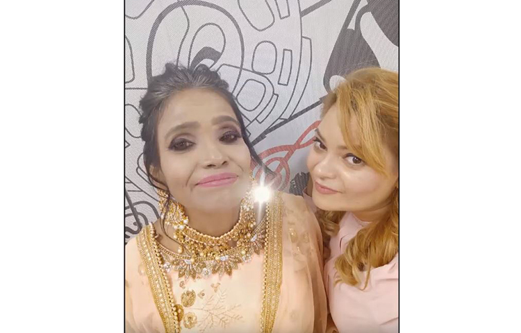 কানপুরের সন্ধা মেকওভার পার্লারে হয় রানু মণ্ডলের মেকওভার।