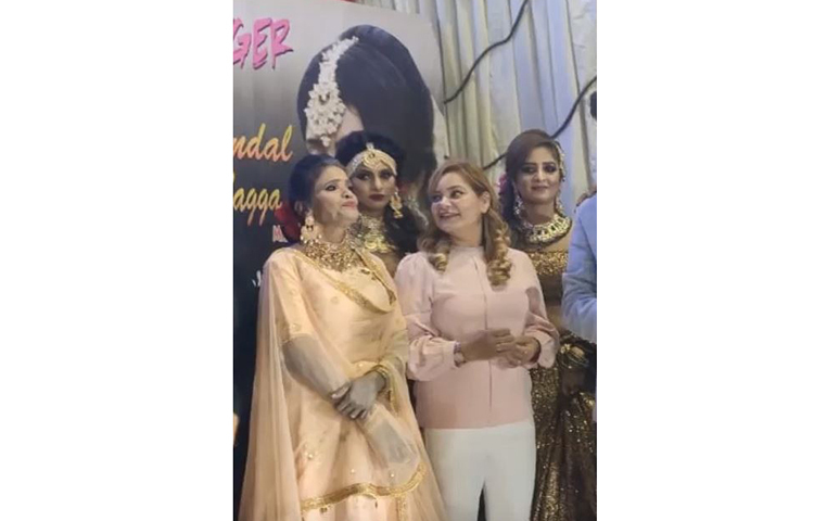 সন্ধা মেকওভারের বলে কানপুরের একটি পার্লারে নতুন শাখার উদ্বোধন হয়েছে, সেখানেই হয়েছে রানু মণ্ডলের।