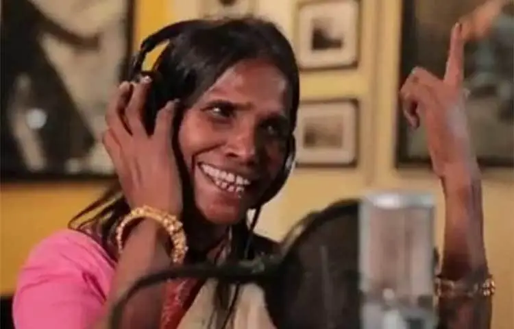 অভিযোগ, যে সাধারণ মানুষ রাণুকে স্টার বানিয়েছিল, তাদের সঙ্গেই আর ঠিকঠাক ব্যবহার করেন না রাণু। ফ্যানেরা তাকে দেখে দৌড়ে এলে তিনি বিরক্ত হয়ে বলেন, গায়ের উপর না উঠতে! তাদের সঙ্গে সেলফি তুলতেও তার বড্ড অনীহা।