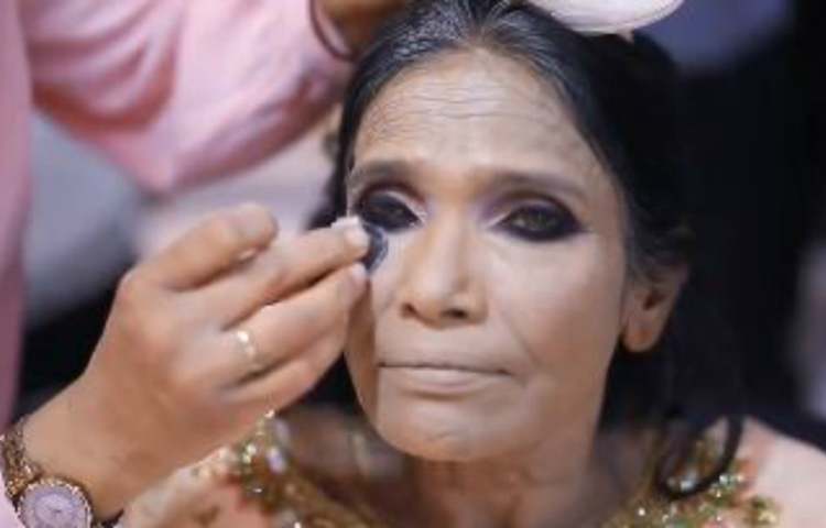 সন্ধ্যা মেকওভার রানুর ভোলবদলের ভিডিয়ো পোস্ট করেছে। সেখানে দেখা যাচ্ছে, কীভাবে সেজে উঠলেন রানু।