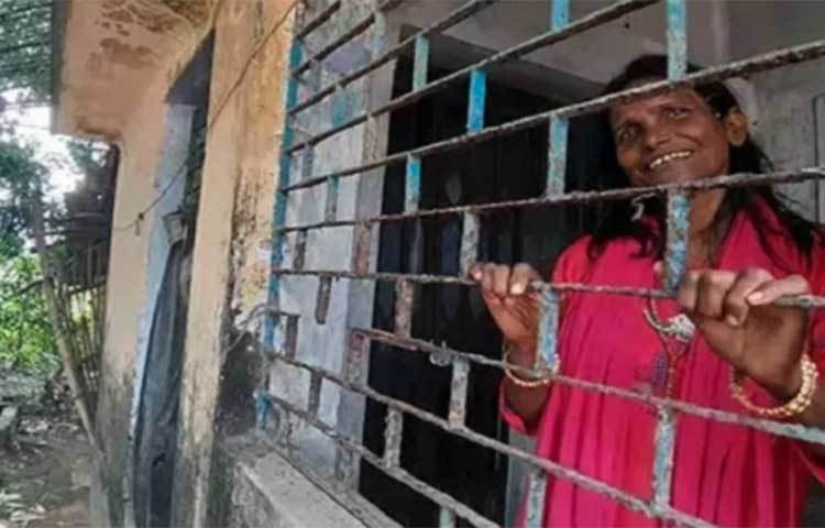 লাইমলাইটে যাওয়ার সঙ্গে সঙ্গে রাণাঘাটের পুরনো বাড়ি ছেড়ে নতুন বাড়িতে উঠে যান রাণু মণ্ডল। নিন্দুকেরা বলছেন, ইদানীং নাকি আর তেমন কাজ পাচ্ছেন না রাণু, তাই মিডিয়ার মুখোমুখি হচ্ছেন না। বলা যায়, মিডিয়া বিমুখ হয়ে পড়েছেন।