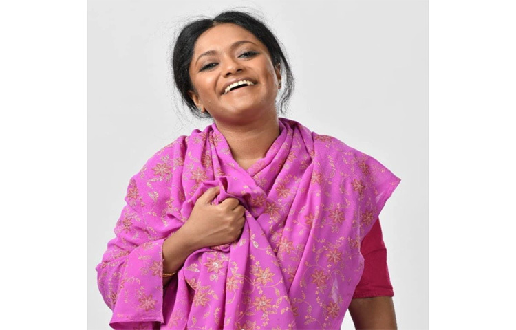 রানু মণ্ডলের লুকে ঈশিকা। পরিচালক হৃষীকেশ মণ্ডল জানান, ‘জীবনের প্রথমদিকে একাধিক অনুষ্ঠানে গান গেয়ে জনপ্রিয়তা পেয়েছিলেন রানু। কিন্তু সময়ের সঙ্গে সঙ্গে কমেছে শোয়ের সংখ্যা। ক্রমশই দারিদ্রতা গ্রাস করেছে গায়িকাকে। তার পুরনো দিনের গল্পই উঠে আসবে এই বায়োপিকে। ছবি: সংগৃহীত