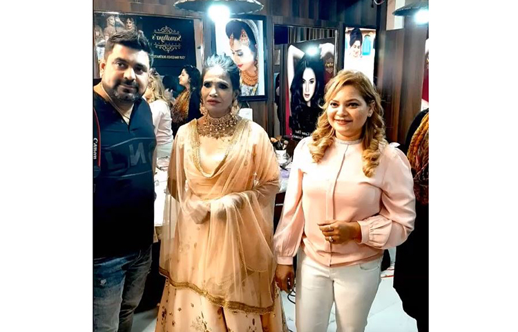 ইতিমধ্যেই রানু মণ্ডলের মেকওভারের ছবি ছড়িয়ে গিয়েছেন সোশ্যাল মিডিয়ায়।