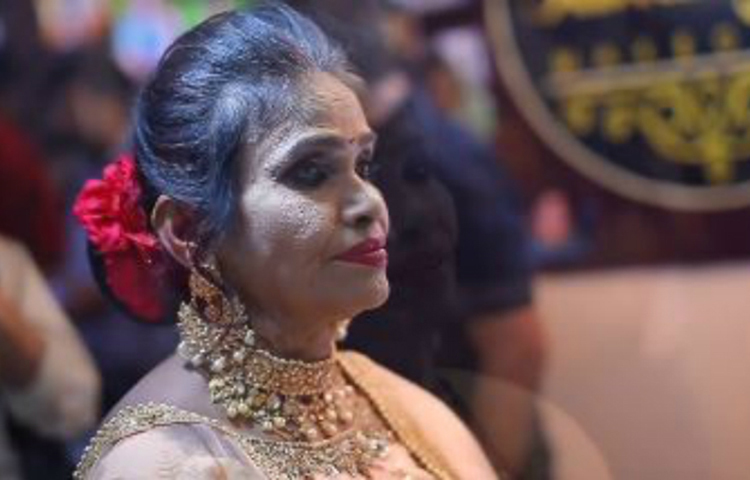 ওই ছবি নিয়ে সামাজিক যোগাযোগ মাধ্যমে শুরু হয় হাসি-তামাশা। নানা রকম মিম ছড়ানো হয়।