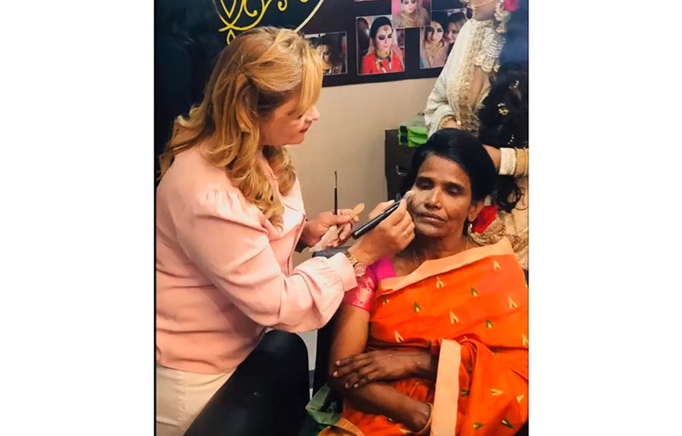 মেকওভারের মুহূর্তে রানু মণ্ডল।