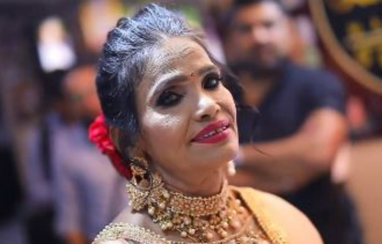 তবে রানুকে নিয়ে হাসি-তামাশা নিয়ে অনেকেই সমালোচনা করেছেন।