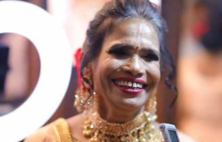 ওই অংশের মতে, দীর্ঘদিন রানাঘাট স্টেশনে ভিক্ষা করতেন রানু মণ্ডল। তিনি ঘষামাজার সুযোগ পাননি। শিক্ষার অভাবও রয়েছে। আর মেকআপ তো তিনি নিজে করেননি।