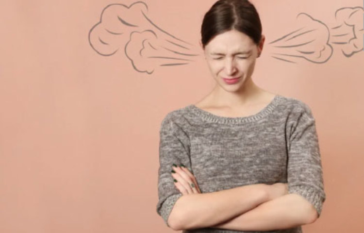 কুম্ভ রাশি: রেগে গেলে কুম্ভের জাতক-জাতিকারা অদ্ভুত আচরণ করে। কখনও কোনো কিছু হাতে নিয়ে চিৎকার করে সকলের দৃষ্টি আকর্ষণের চেষ্টা করে। কখনও নাগাড়ে চিৎকার করে চলে।