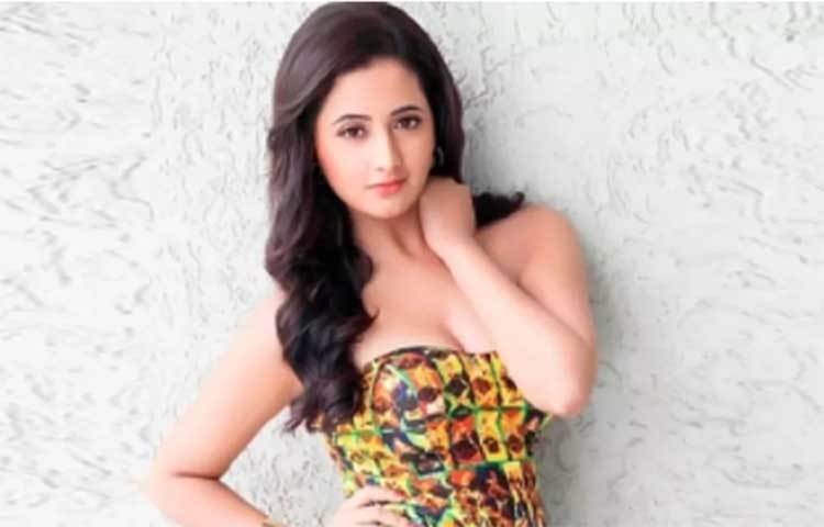 কাস্টিং কাউচ নিয়ে চাঞ্চল্যকর তথ্য প্রকাশ করলেন বিগ বস ১৩-র প্রতিযোগী ও জনপ্রিয় টেলি অভিনেত্রী রেশমি দেশাই। টিভি সিরিয়ালে মাত্র ১৬ বছর বয়স থেকে কাজ করতে শুরু করেছিলেন রেশমি। একাধিক হিট সিরিয়ালে কাজ করেছেন রেশমি। তার বেশ বড় ফ্যান ফলোয়িং রয়েছে। উতরন সিরিয়ালে তাপ্পু চরিত্রে অভিনয় করে তিনি প্রত্যেক বাড়িতে পছন্দের চরিত্র হয়ে উঠেছিলেন। পাশাপাশি দিল সে দিল তক সিরিয়ালে অভিনয় করে ফ্যানদের মন জয় করেছিলেন রেশমি। এছাড়াও ভোজপুরীতে একাধিক সিনেমাও করেছেন তিনি। কিন্তু আশ্চর্যের বিষয় হচ্ছে এত বড় অভিনেত্রী হয়েও তাকে কাস্টিং কাউচের শিকার হয়েছিলেন তিনি।