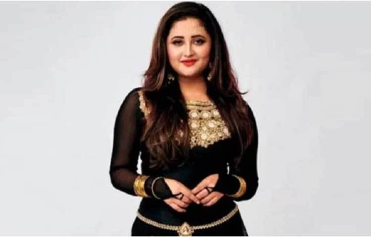 রেশমির মায়ের ইচ্ছা ছিল না সে এই ইন্ডাস্ট্রিতে কাজ করুক। এরপর সেই লোকটিকে ফোন করেন রেশমির মা এবং রেস্তোরাঁয় তাকে ডেকে পাঠান দেখা করার জন্য। সেখানে পৌঁছে সবার সামনে তাকে থাপ্পড় মারে রেশমির মা। তিনি বলেন, ‘মেরি মা তাকে বলে আমার মেয়ের সঙ্গে এরকম করার কথা যেন ভুলেও না ভাবেন। এবারের মতো ছেড়ে দিচ্ছি।’