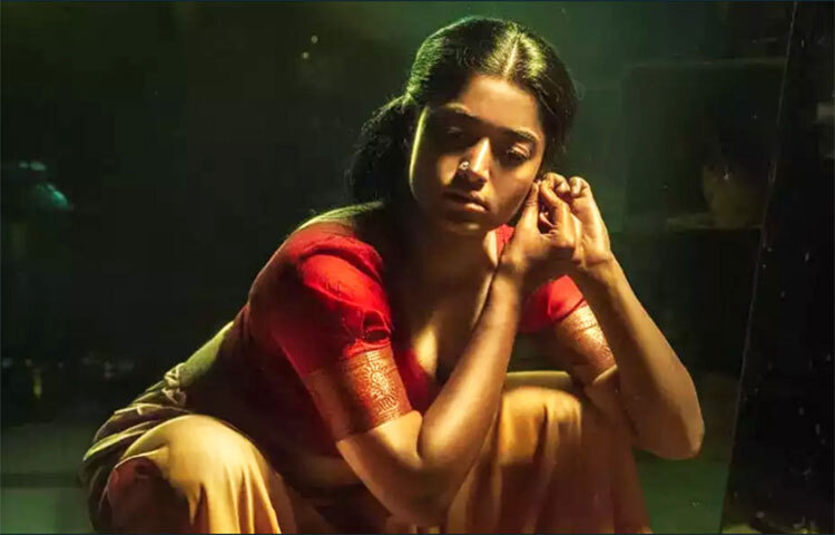 রেশমিকা মান্দানা, আপাতত নামটাই যথেষ্ট ‘পুষ্পা: দ্য রাইজ’-এর নায়িকা রেশমিকা এই বিপুল জনপ্রিয়তার কারণ তার অভিনয় দক্ষতা এবং আকর্ষণীয় ব্যক্তিত্ব। নেটমাধ্যমে তুমুল জনপ্রিয় রেশমিকা। আপাতত তিনি ‘ভারতের ক্রাশ’ বলে বিবেচিত হচ্ছেন।