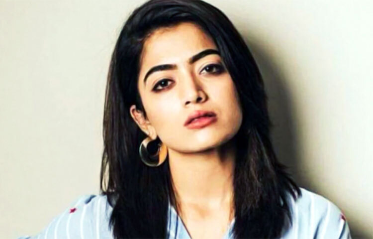 সেই সঙ্গে তিনি বলেন, ‘কাজ নিয়ে সমালোচনা করুন। প্রত্যেক পেশার সম্মান আছে। অহেতুক পরিবার বা ব্যক্তিজীবন নিয়ে নোংরা মন্তব্য করবেন না। প্রত্যেককে সম্মান করা উচিত। দিনের পর দিন এই সব নেতিবাচক কথাবার্তায় রেশমিকা নিজেকে হারিয়ে ফেলেছিলেন। নিজের অভিনয় ক্ষমতা নিয়েও সন্দিহান হয়ে উঠছিলেন। এমনকি নিজের যোগ্যতা সম্পর্কেও সঠিক মূল্যায়ন করার শক্তি তার হারিয়ে গিয়েছিল। ছবি: সংগৃহীত