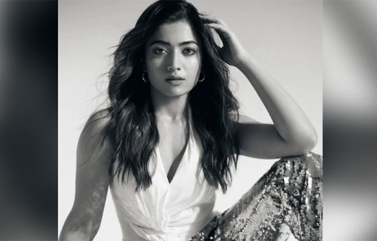 এই সময়টি অত্যন্ত কঠিন ছিল। নিজের মনের সঙ্গে যুদ্ধ করে স্বাভাবিক জীবনের পথে ফেরা, পুনরায় নিজেকে এগিয়ে নিয়ে যাওয়া সহজ ছিল না। কিন্তু সমস্ত নেতিবাচক ঘৃণ্য মন্তব্যকে পেরিয়ে, বিষণœতাকে হারিয়ে রেশমিকা আজ স্বপ্রতিভায় ভাস্বর। ছবি: সংগৃহীত