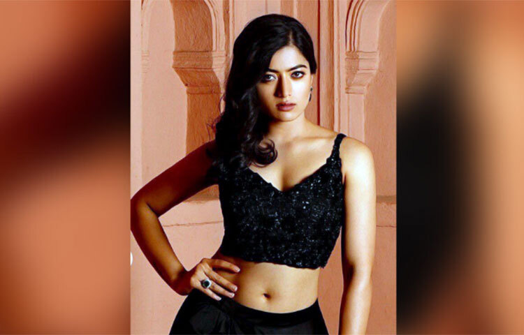 ‘কিন্তু তোমার  নিজের জীবনের মালিক তুমি। জীবনকে কীভাবে চালাবে, তা ঠিক করার দায়িত্ব শুধুই তোমার।’ আত্মবিশ্বাসই রেশমিকার এগিয়ে চলার মূলমন্ত্র। ২০১৬ সালে কন্নড় ছবিতে অভিনয় করে ক্যারিয়ার শুরু করেছিলেন রেশমিকা। এবং খুব শিগগির বলিউডে সিদ্ধার্থ মলহোত্রর বিপরীতে অভিনয় করবেন রেশমিকা ‘মিশন মজনু’ ছবিতে। ছবি: সংগৃহীত