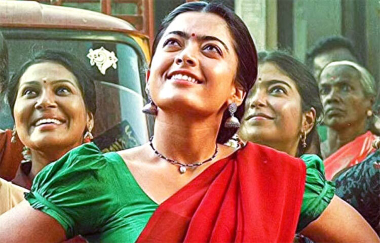 রেশমিকা মানেই এখন বক্স অফিসে সাফল্য, একের পর এক সুপারহিট সিনেমা। সেই সঙ্গে পাল্লা দিয়ে বেড়ে চলেছে রেশমিকার অনুরাগীর সংখ্যা। রশ্মিকাকে একটিবার সামনে থেকে দেখার জন্য ৯০০ কিলোমিটার দূর থেকে কর্ণাটকে এসেছিলেন এক অনুরাগী। ছবি: সংগৃহীত