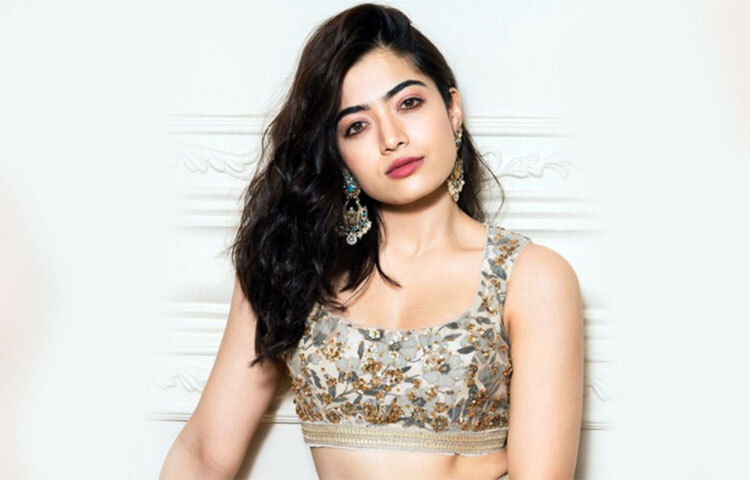 একটি সাক্ষাৎকারে তিনি শরীর নিয়ে কটাক্ষের বিরুদ্ধে সরব হয়েছেন। ট্রোলিং কীভাবে মানসিক স্বাস্থ্যকে বিঘ্নিত করে, তা জানিয়েছেন রেশমিকা। শরীর নিয়ে বাঁকা মন্তব্য এবং ট্রোলিং সম্পর্কে রেশমিকার বক্তব্য। ক্রমাগত যখন নিজের দেহ, নিজের গায়ের রং, ব্যক্তিগত সম্পর্ক নিয়ে প্রশ্ন ওঠে, বিদ্রূপ করা হয়, তখন তার মনে হতে থাকে, জনতার সামনে যেন নগ্ন অবস্থায় রাস্তায় দাঁড়িয়ে রয়েছেন। ছবি: সংগৃহীত