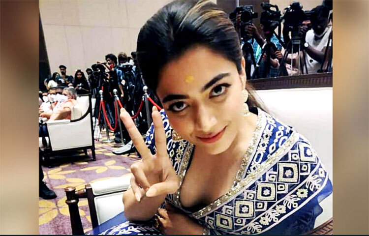 একাধিকবার রেশমিকাকে ট্রোল করা হয়। কখনও হট প্যান্ট পরার জন্য, কখনও অন্তর্বাস নিয়ে। একবার গাড়ি থেকে নামার সময় মাস্ক পরতে ভুলে গেছিলেন রেশমিকা। কিছুক্ষণ এর মধ্যেই মনে পড়ে এবং মাস্ক পরেন কিন্তু তত ক্ষণে ট্রোলারদের শিকার হয়ে গিয়েছেন তিনি। ছবি: সংগৃহীত