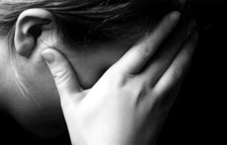 ছোটবেলার ছবি ইনস্টাগ্রামে পোস্ট করেছিলেন রেশমিকা। সেখানেই একজন মন্তব্য করেন ‘দাগার’, কন্নড় ভাষায় যার অর্থ ‘যৌনকর্মী’। রেশমিকা তৎক্ষণাৎ প্রতিবাদ করেন এবং বলেন, কোনো ব্যক্তিকে এই ধরনের কুরুচিকর আক্রমণ করা উচিত নয়। তিনি প্রশ্ন তোলেন অভিনেতাদের এই ধরনের আক্রমণ করে কী লাভ হয়?  শুধুমাত্র জনপ্রিয় বলেই কি একজনকে যা ইচ্ছে বলা যায়?  ছবি: সংগৃহীত