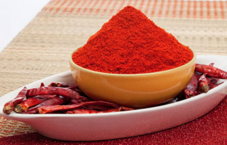 ঘরের যেখানে বেশি ইঁদুরের উপদ্রব, সেখানে পুরনো কপাড়ে লাল মচিরে গুঁড়ো পুড়ে, পোটলা বানিয়ে রেখে দিন। শুধু ইঁদুর নয় অন্যান্য পোকা যেমন- পিঁপড়ে, তেলাপোকা ও ছাড়পোকা দূর করতেও লাল মরিচের গুঁড়োর কোনো বিকল্প নেই!