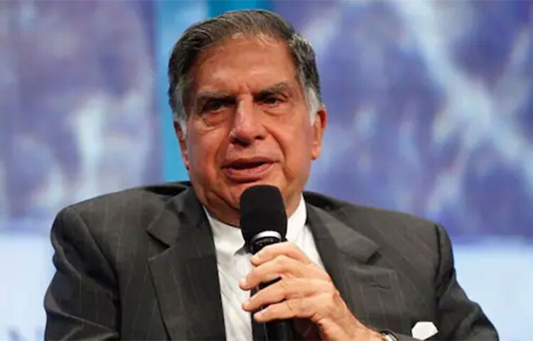 জানিয়েছেন রতন টাটা, জীবনের প্রতি পদে কারো না কারো সঙ্গ আশা করেন প্রত্যেকেই। তা না পাওয়ার যন্ত্রণা কী, তা একাকিত্বে ভোগেন যারা, তারাই বোঝেন। ছবি: সংগৃহীত