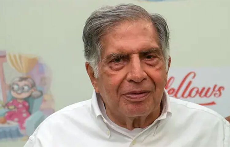 আমেরিকার লস অ্যাঞ্জেলসে একবার এক নারীর সঙ্গে সম্পর্ক গড়ে উঠেছিল রতন টাটার। বিয়েও করবেন বলে ঠিক করে নিয়েছিলেন। কিন্তু পরিবারের একজন অসুস্থ হয়ে পড়ায় ফিরে আসতে হয় তাকে। কিন্তু তার জীবনের সেই নারী ভারতে আসতে পারেননি। পরিবারের আপত্তি থাকায় রতন টাটাকে বিয়ে করেননি বলে জানিয়েছিলেন শিল্পপতি নিজেই। ছবি: সংগৃহীত