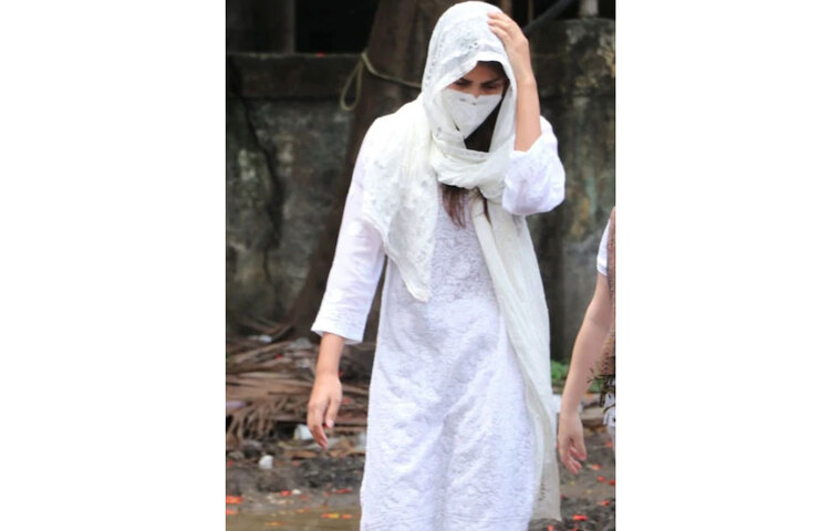 আদালতের নির্দেশ, নির্দিষ্ট সময়ে থানায় হাজিরা। জমা রাখতে হবে অভিনেত্রীর পাসপোর্ট।