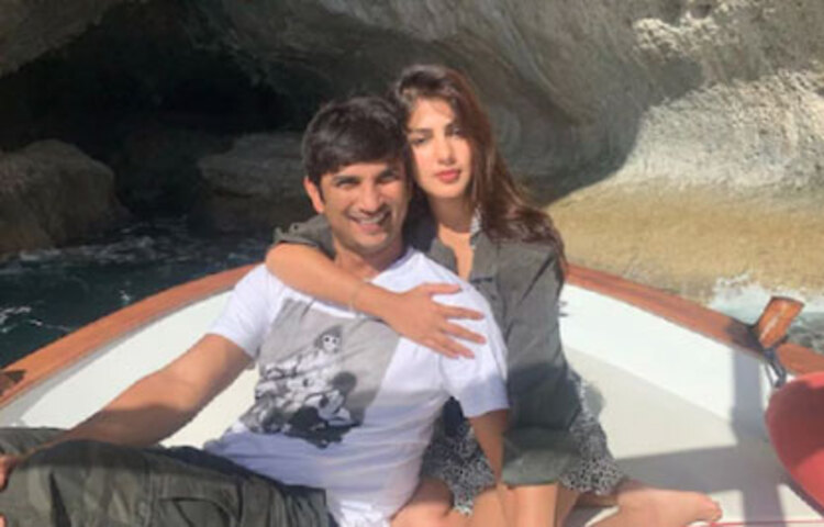 সুশান্ত মৃত্যু তদন্তে মাদক-যোগে ৮ সেপ্টেম্বর এনসিবির হাতে গ্রেফতার হন রিয়া চক্রবর্তী।