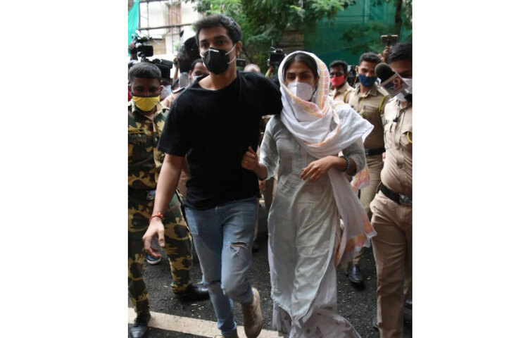 আজ পাঁচ অভিযুক্তের মধ্যে রিয়া ছাড়াও জামিন পান সুশান্তের হাউস ম্যানেজার স্যামুয়েল মিরান্ডা ও পরিচারক দীপেশ সাওয়ান্ত।