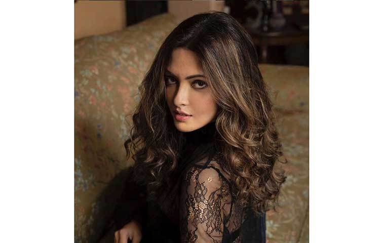 কখনো কালো পোশাক পরে ফটোশুট করতে দেখা যায় মুনমুন সেনের মেয়েকে, আবার কখনো, ভক্তদের সামনে একেবারে উষ্ণ অবতারে হাজির হন রিয়া।