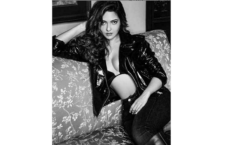 গত বছর বন্ধু শিবম তিওয়ারির সঙ্গে গাঁটছড়া বাঁধেন রিয়া।