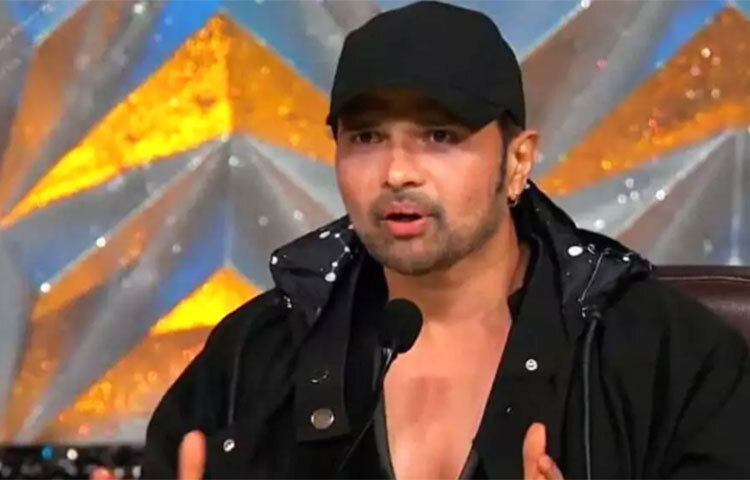 হিমেশ রেশমিয়ার মুখে ‘জয় মাতা দি, লেট’স রক’ উক্তিটি দারুণ জনপ্রিয়। ‘ইন্ডিয়ান আইডল’-এ বিচারকের আসনে বসে প্রায়ই তাকে এই কথাটি বলতে শোনা গিয়েছে। পর্ব পিছু তাকে চার লাখ রুপি পারিশ্রমিক দেওয়া হয়। ছবি: সংগৃহীত