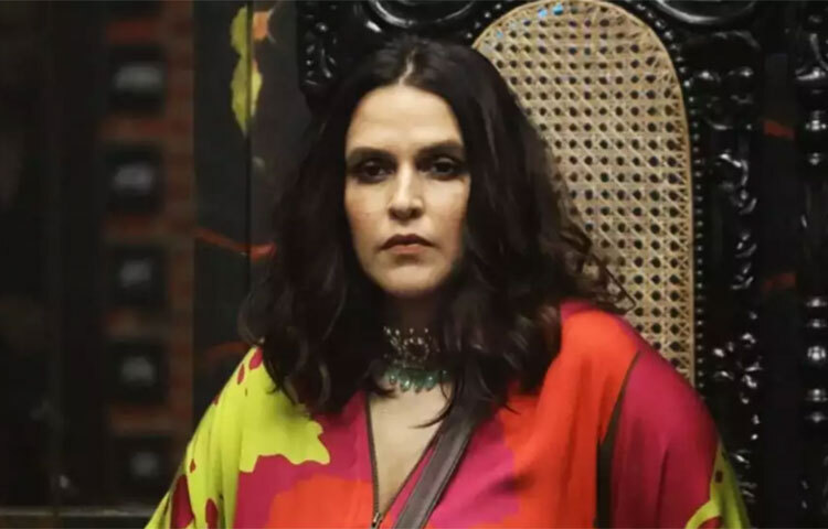 ওই একই রিয়েলিটি শো-এর বিচারক নেহা ধুপিয়া। প্রতিটি পর্ব শ্যুট করতে পারিশ্রমিক হিসেবে তিনি আট লাখ রুপি নেন। ছবি: সংগৃহীত