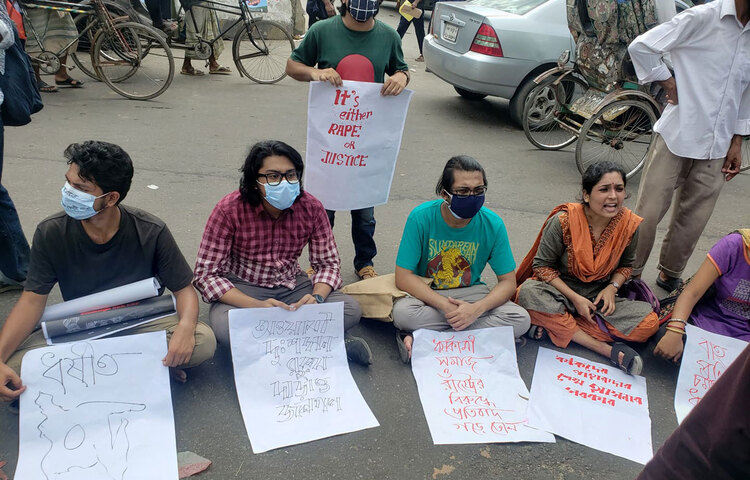 এতে ছাত্র-জনতা স্বতঃস্ফূর্তভাবে অংশ নিলে জাদুঘরের সামনে থেকে সরে শাহবাগ মোড় অবরোধ করে স্লোগান দেন তারা।