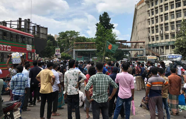 জাতীয় পতাকা নিয়ে স্লোগান দিচ্ছেন প্রতিবাদকারীরা।