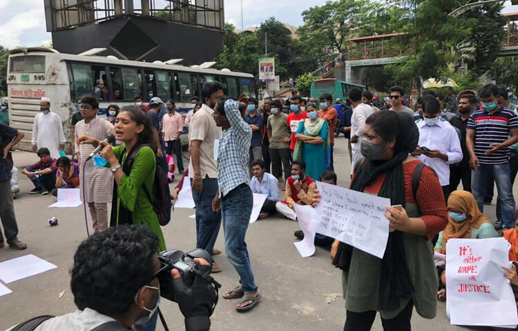 বিক্ষোভ করছেন প্রতিবাদকারীরা।