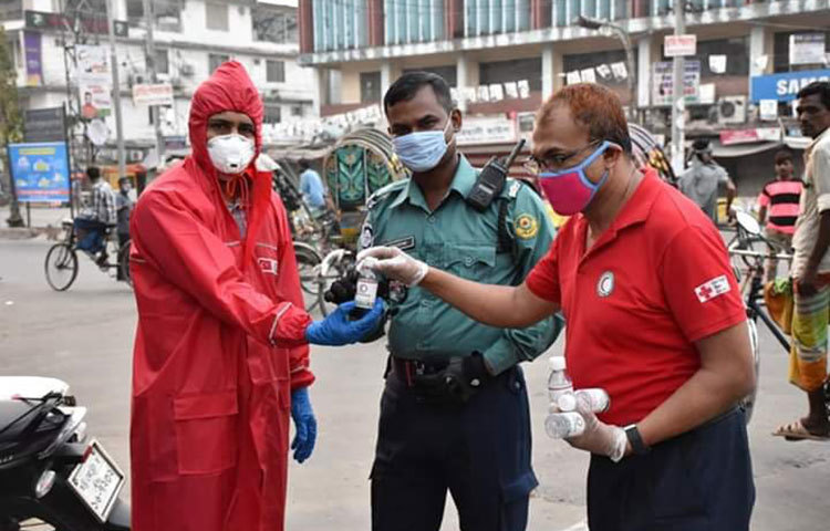 যুব রেড ক্রিসেন্ট, চট্টগ্রামের যুব প্রধান মো. ইসমাইল হক চৌধুরী ফয়সাল এর নেতৃত্বে চট্টগ্রাম মহানগরীর আন্দরকিল্লা, জামাল খান, আস্কার দিঘী, কদমতলী, বাদামতল, দেওয়ান হাটসহ বিভিন্ন স্থানে নিম্নবৃত্ত মানুষদের মাঝে লিফলেট, মাস্ক ও হ্যান্ড স্যানিটাইজার বিতরণ এবং মাইকিং করার মধ্য দিয়ে মানুষকে সচেতন করা হয়।