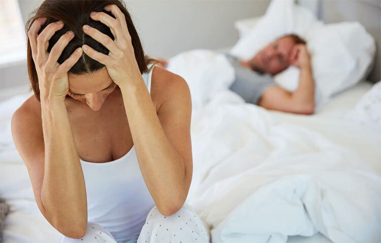 কখনো কখনো অতীত সম্পর্কের একটি খারাপ অভিজ্ঞতা বা অতিরিক্ত সচেতনতা বর্তমানের উপর নেতিবাচক প্রভাব তৈরি করে। অতএব, এই অনুভূতি থেকে বেরিয়ে আসা জরুরি। আপনার সঙ্গীর সঙ্গে আপনার অনুভূতি শেয়ার করুন। দেখবেন দুজনেই বেশ ভালো আছেন। ছবি: সংগৃহীত