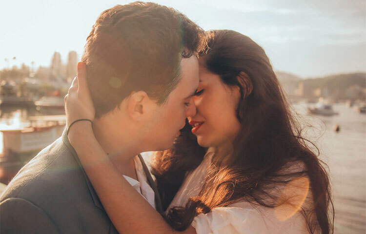 আপনাদের সম্পর্ক যদি টানাপড়েনের মধ্য দিয়ে যায়, তাহলে দুজনের মধ্যে তৃতীয় কাউকে আনবেন না। এতে সম্পর্ক দুর্বল হয়ে যেতে পারে। ছবি: সংগৃহীত