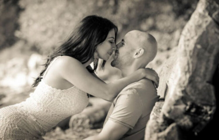 নিজে ভালো তো জগত ভালো- এই প্রবাদ কথাটি মেনে নিয়ে সম্পর্ক তৈরি করতে হয়। মাঝেমধ্যে সঙ্গীর একটু প্রশংসা করতে দোষ কোথায়? তার মানে অবশ্য এই নয় যে আপনাদের দু'জনকে ভীষণ গুণী হতে হবে। নাচ, গান, বেহালা বাজানো বা ছবি আঁকা- এ সব না জানলেও চলবে। ছোট্ট ছোট্ট আনন্দ, ছোট্ট ছোট্ট চাওয়া-পাওয়াও অনেক সময় ক্ষতে প্রলেপ লাগিয়ে দেয়।