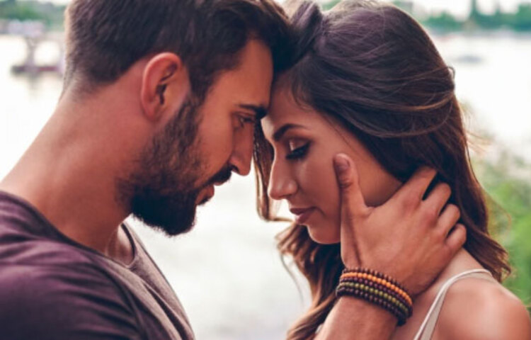 সম্পর্ক মানেই ঘনিষ্ঠতা। কিন্তু সেখানে যদি আপনি শুধু শরীরের স্থান দেন তা হলে যে সম্পর্ক বেশিদিনটেকে না। ঘনিষ্ঠতার প্রকৃত অর্থ হল আপনারা পরস্পরের কতটা মনের কাছে আছেন। কাছে না থেকেও বা পাশে না থেকেও যে একসঙ্গে থাকা যায়, সেটাই কিন্তু সম্পর্কের বুনিয়াদ আরও মজবুত করে।