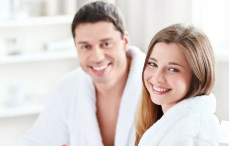 আপনার সঙ্গী যদি আপনাকে তার সম্পর্কে বেশি জানাতে না চায়, তাঁকে আপনিও বেশি জানতে যাবেন না।  তাহলে সম্পর্ক বেশি দিন টিকবে।