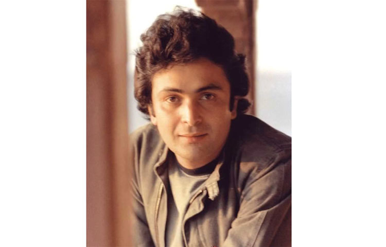 তবে কাপুর পরিবারে জন্ম হলেও ঋষির শুরুটা হয়েছিল বাবা রাজ কাপুরের ‘শ্রী ৪২০’ ছবিতে সাইড রোলে অভিনয় করেই। বিখ্যাত সেই গান ‘প্যায়ার হুয়া...’-তে কয়েকটি বাচ্চার সঙ্গে হেঁটে গিয়েছিলেন তিনি। এটাই ছিল ছোট্ট ঋষির প্রথম অভিনয়।