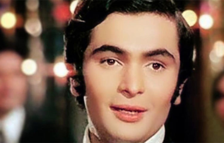 এই ‘ববি’ ছবিতে কিন্তু অভিনয় করার কথা ছিল না ঋষির। কিন্তু সে সময় রাজেশ খান্নাকে কাস্ট করার মতো টাকা ছিল না রাজ কাপুরের। তাই মিষ্টি টিনএজ লভ স্টোরি দেখাতে ঋষির উপরেই ভরসা করেছিলেন পরিচালক। আর ‘ববি’ হল সুপার ডুপার হিট।