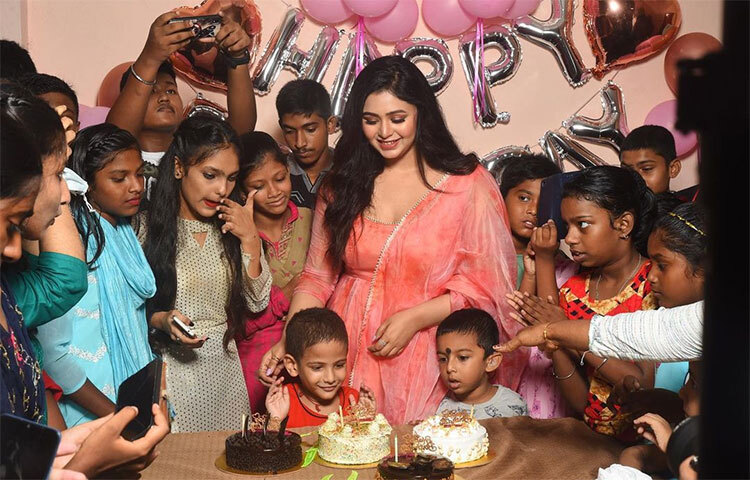 রবিবার (২৬ জুন) ঋতাভরী চক্রবর্তীর ৩০তম জন্মদিন। জন্মদিনের সেলিব্রেশনের ছবি পোস্ট করেন অভিনেত্রী। ছবি: সংগৃহীত