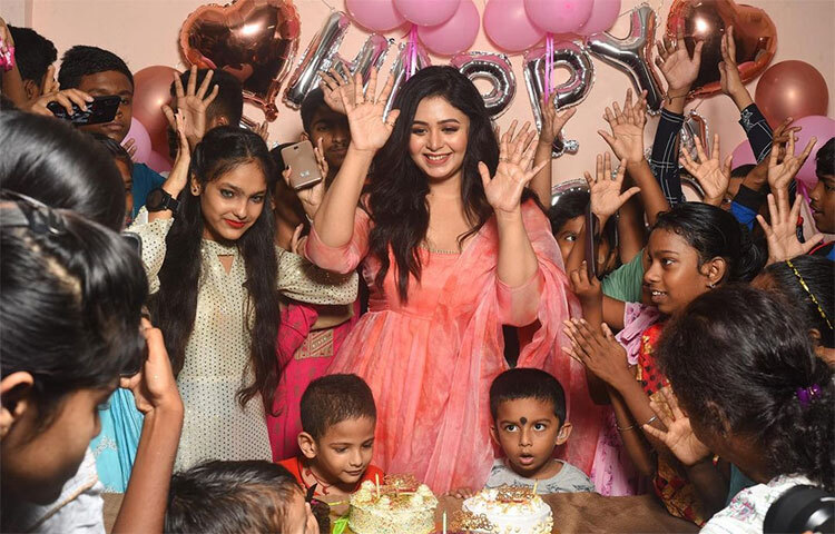 ঋতাভরী সোশ্যাল মিডিয়ায় বেশ কয়েকটি ছবি পোস্ট করেছেন। সেই ছবিতে দেখা যাচ্ছে কচিকাঁচাদের সঙ্গে কেক কাটছেন অভিনেত্রী। এরা হচ্ছে সুবিধাবঞ্চিত শিশু। ছবি: সংগৃহীত