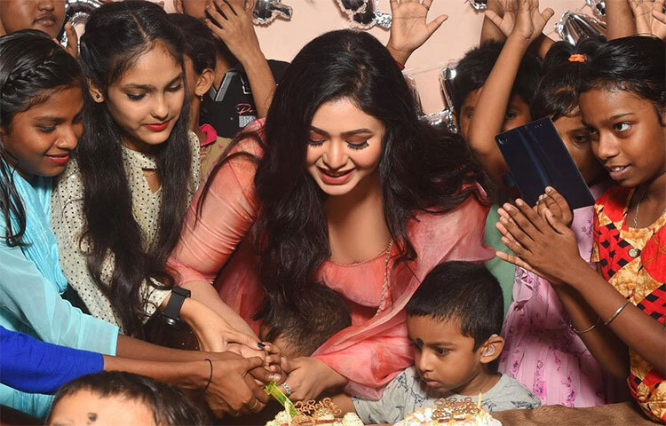 এই শিশুদের নিয়ে ঋতাভরী অভিনেত্রী লেখেন, ‘আমার বাচ্চারাই আমার জীবনের সবচেয়ে বড় আশীর্বাদ। ওদের হাততালি, ওদের জড়িয়ে ধরা, ওদের ভালবাসা আমার মন ভরিয়ে দিয়েছে।’ ছবি: সংগৃহীত