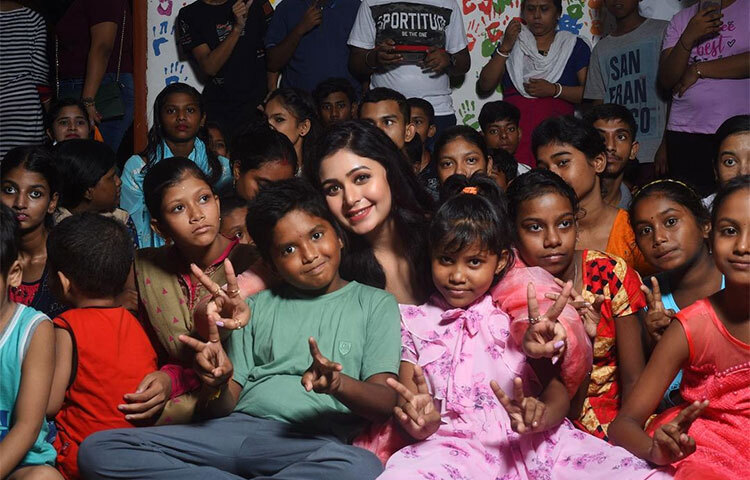 শিশুদের সঙ্গে নিয়ে কেক কাটেন অভিনেত্রী। এছাড়াও মেন্যুতে ছিল চকোলেট ও বিরিয়ানি। পাশাপাশি বাচ্চাদের জন্য ছিল স্পেশাল ম্যাজিক শো। ছবি: সংগৃহীত