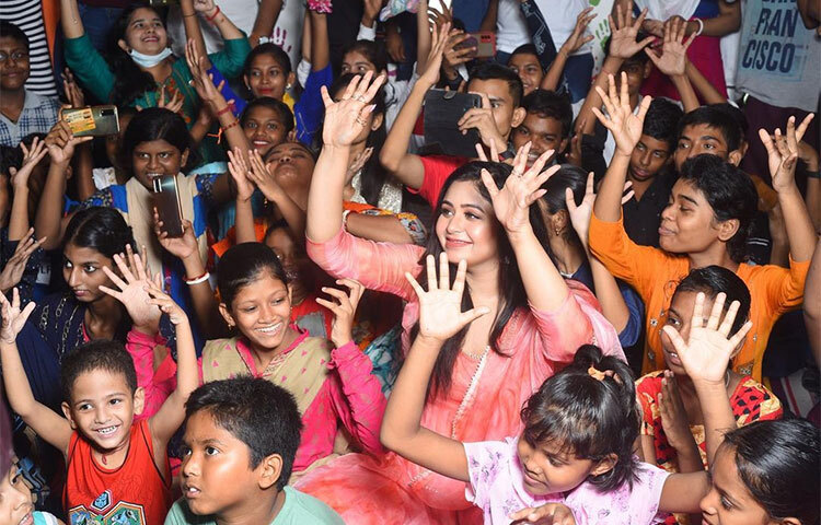 অভিনেত্রী আরও লেখেন, ‘যতদিন বাঁচব, এভাবেই যেন এদের দেখভাল করতে পারি, ওদের যত্ন নিতে পারি আর ওদের ভালো রাখতে পারি, সেই আশীর্বাদ চাই আপনাদের কাছে।’ উল্লেখ্য ঋতাভরী সুবিধাবঞ্চিত শিশুদের লালন-পালনের জন্য একটি সংগঠক পরিচালনা করছেন। ছবি: সংগৃহীত